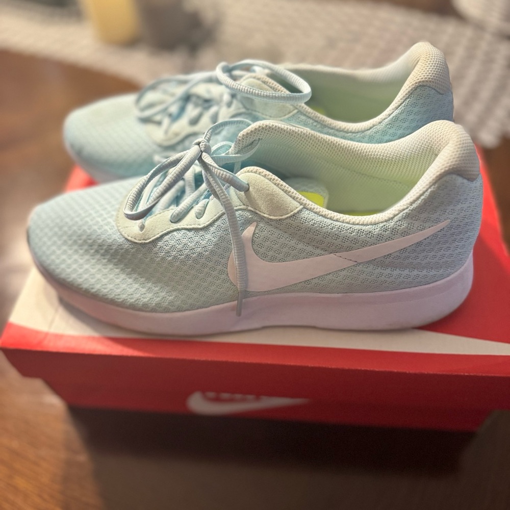 Women powder blue Nike Roshe One size 11